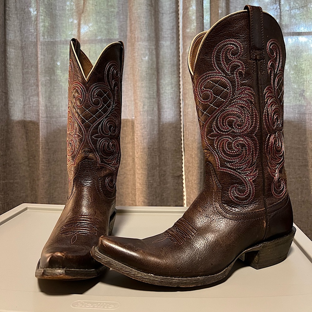 Ariat size 7.5 cowgirl boots, dark brown, magenta stitching